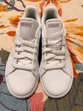 New Without Box Addidas Big Kids White Sneakers with holograph stripes Size 4.5
